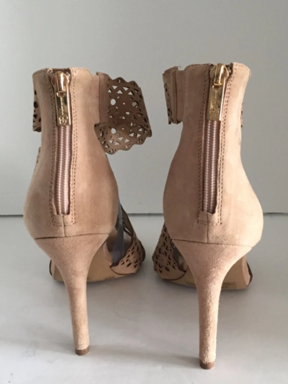 Jessica Simpson Jastia 8.5 Beige Suede Laser Cut Strappy Stiletto Heels EUC